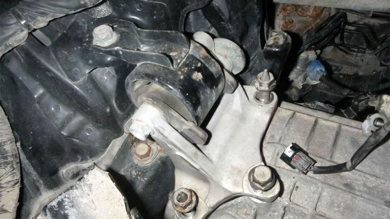 symptoms of bad transmission mount