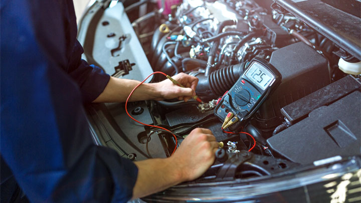 testing car battery with multimeter